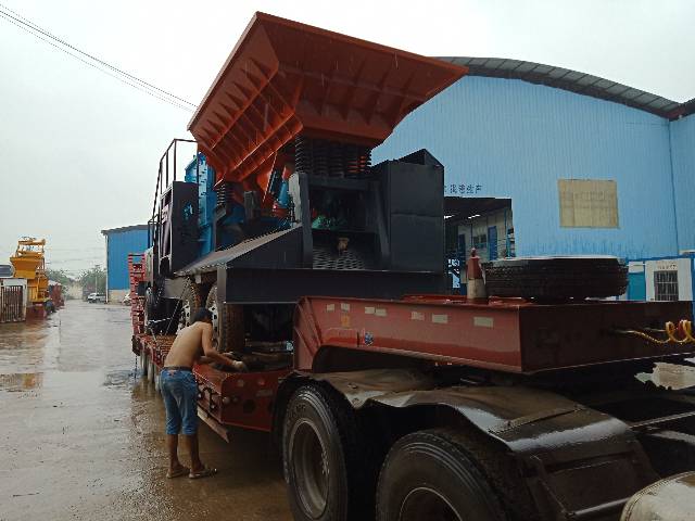 輪胎式移動(dòng)破碎站老板來(lái)提貨啦！??！
